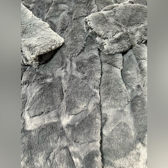 Elegant Gray Faux Fur Coat - Picture 5 of 13